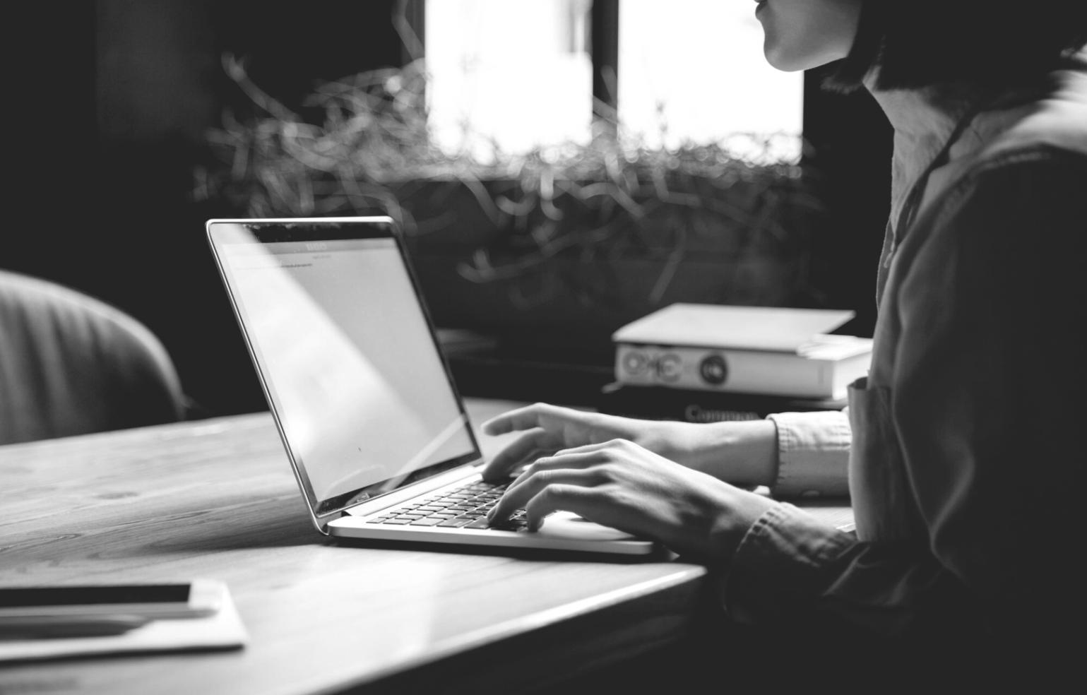 Documents financiers et calculatrice sur un bureau