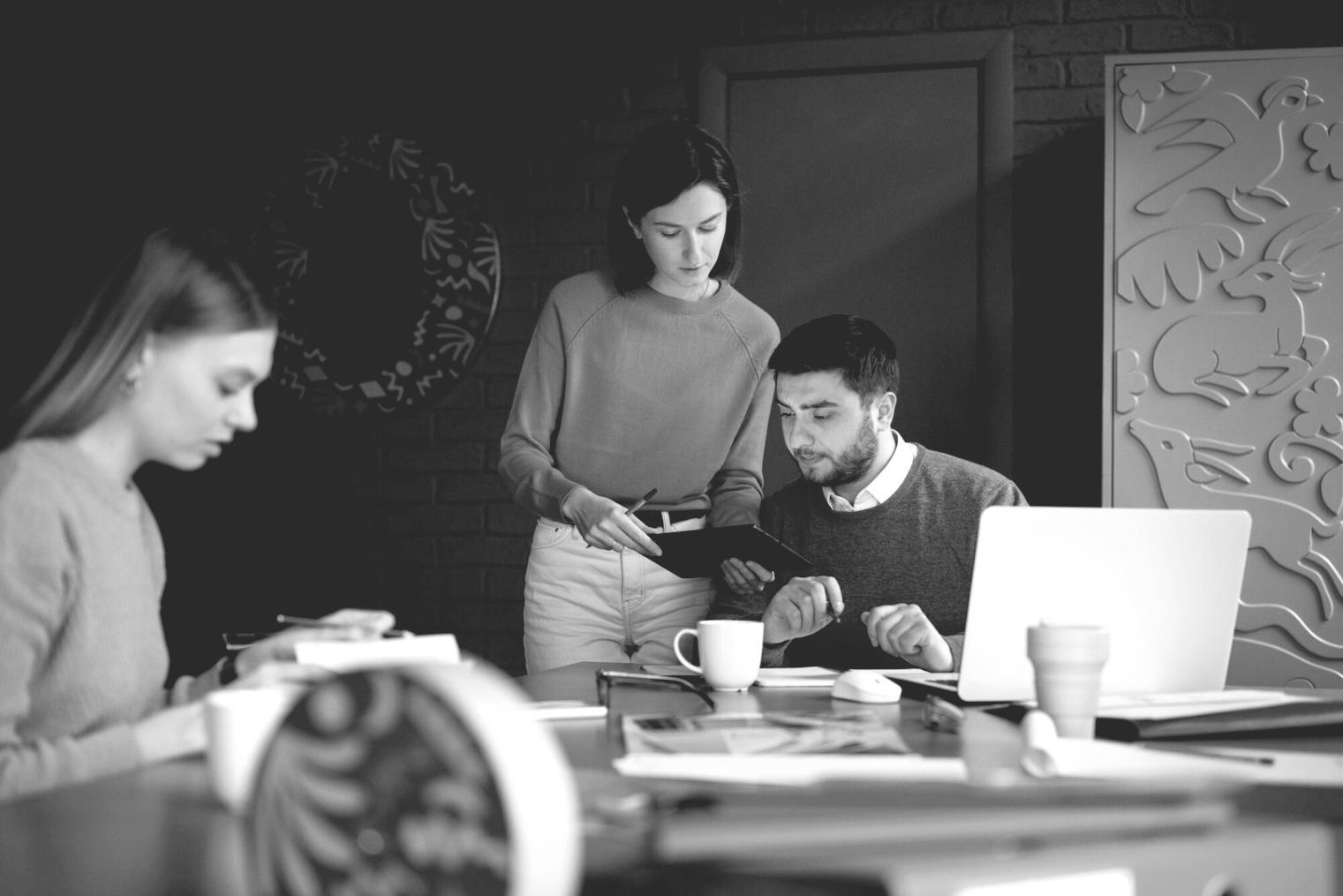 Session de formation en analyse financière avec participants travaillant sur des écrans d'ordinateur
